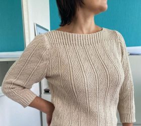 Укороченный пуловер спицами с вырезом 