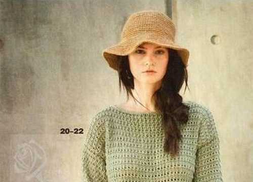 Платье свободного модного силуэта связан спицами