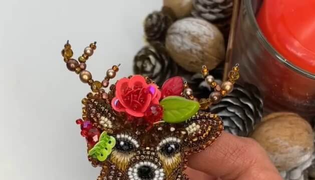 Брошь из бисера на фетре