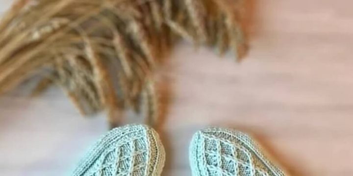 Необычные варежки спицами