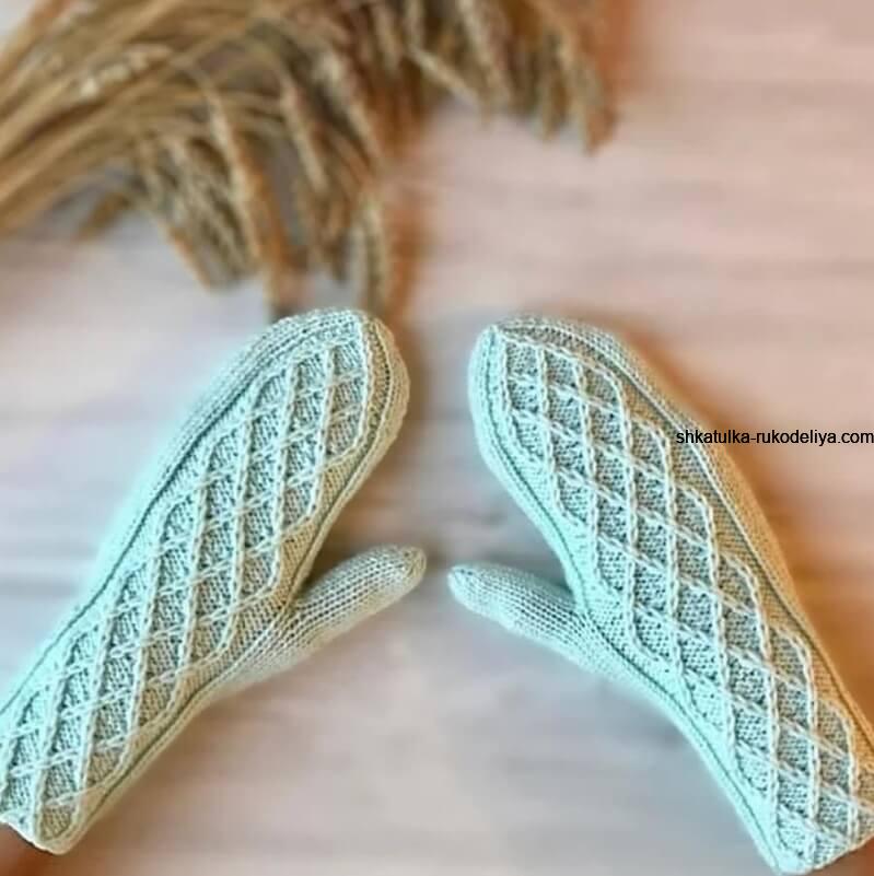 Необычные варежки спицами