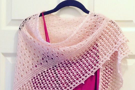 Трикутна ажурна жіноча шаль