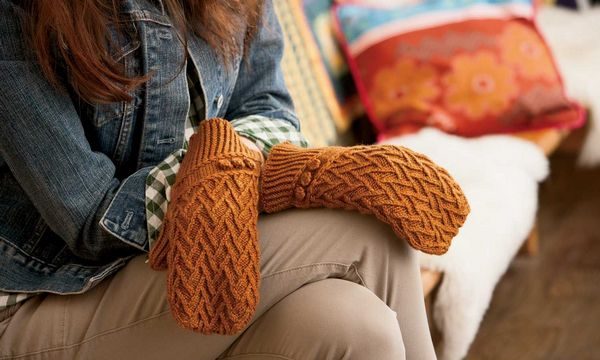 Рукавиці спицями жіночі