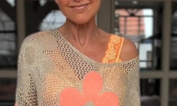 В'язана блуза з квітковою аплікацією