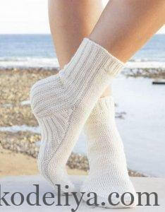 Білі в'язані шкарпетки спицями