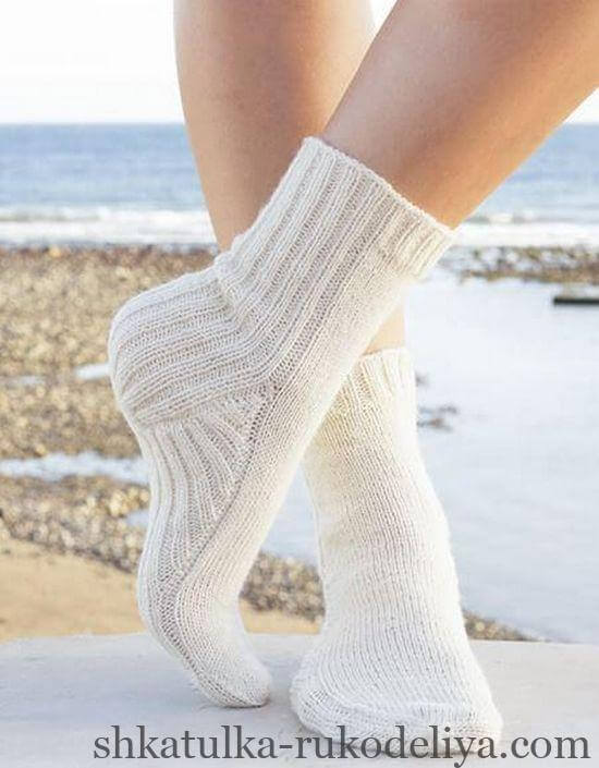 Білі в'язані шкарпетки спицями